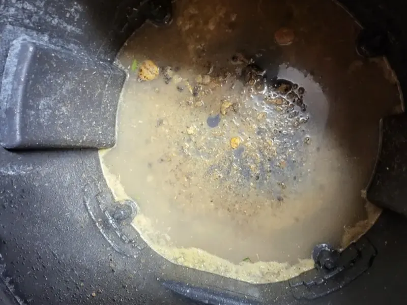 광주 동구 석션 통 바닥에 가라앉은 찌꺼기