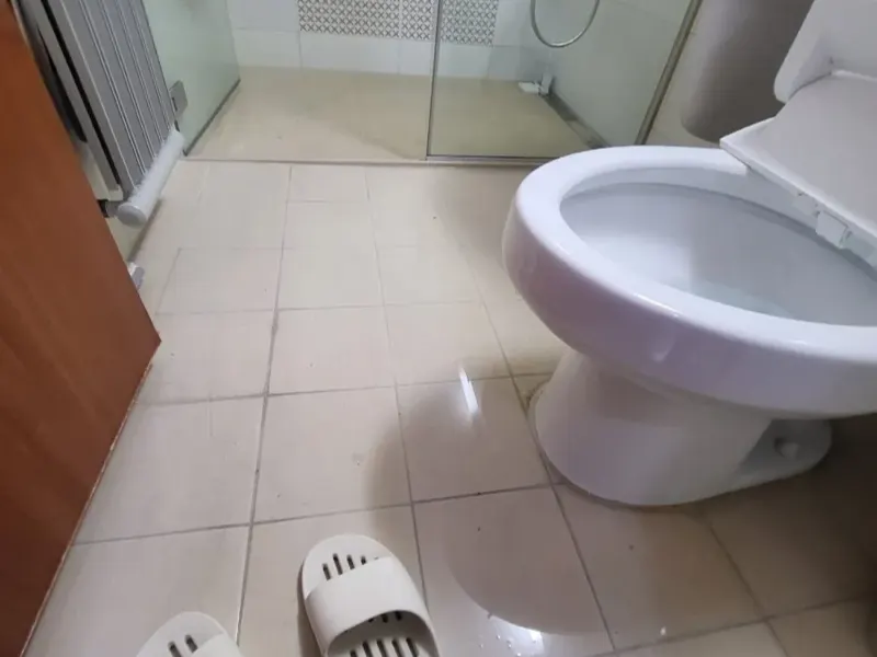 광주 동구 물이 넘쳐 젖은 화장실 바닥