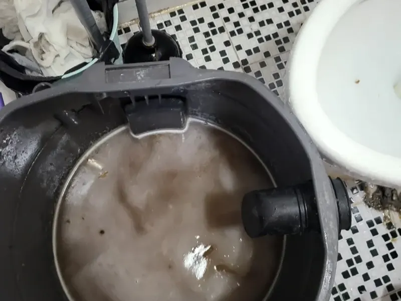 광주 동구 석션 장비 통에 모인 오수
